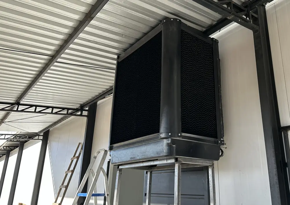 Climatizador industrial de grande porte instalado em estrutura metálica numa área de produção