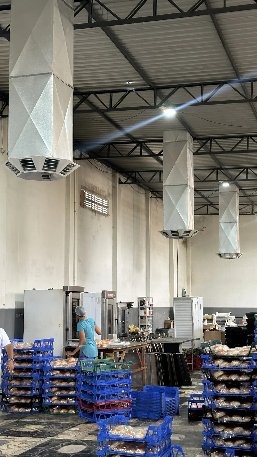 Galpão de panificação com dutos de climatização e difusores no teto