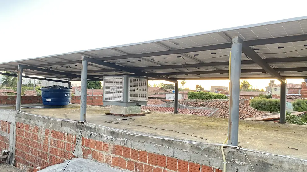 Climatizador Tecno Brisa instalado na laje de um mercadinho, sob placas solares